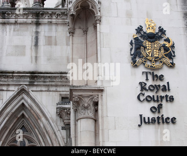 Le signe sur la Royal Courts of Justice, London, UK Banque D'Images