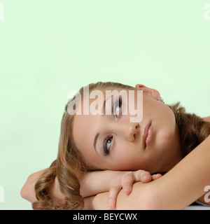 Portrait d'une jeune femme avec expression rêverie Banque D'Images