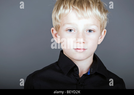 Un petit garçon timide et méfiant a l'air concerné Banque D'Images