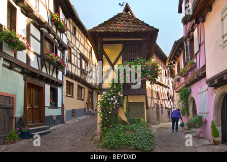 Rue du Rempart d'Eguisheim à Eguisheim, village médiéval Alsace vin France Banque D'Images