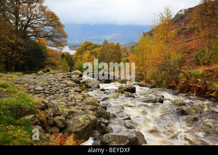 Vue d'automne du pont Ashness dans le parc national de Lake District, avec Derwentwater, Keswick, Cumbria Banque D'Images