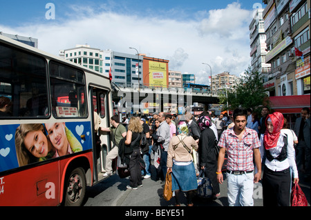 Istanbul Turquie moderne de transport de trafic de personnes Banque D'Images