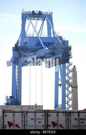 Porte-conteneurs au port de chargement. Banque D'Images