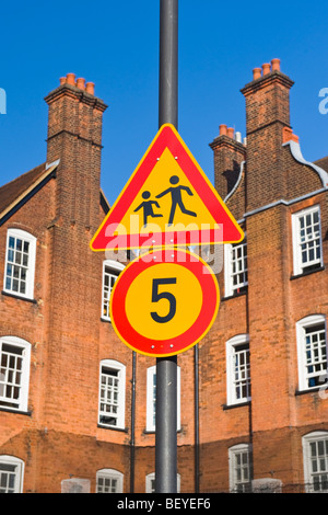 Harrow on the Hill , Harrow School , la pension de Newlands signe amusant avec attention les enfants courent le haut débit à 5 mph ! ! Banque D'Images