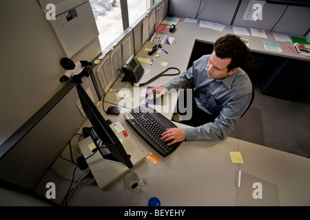Irvine, en Californie, à un cabinet de consultation financière, un chercheur travaille à son poste de l'ordinateur. Banque D'Images