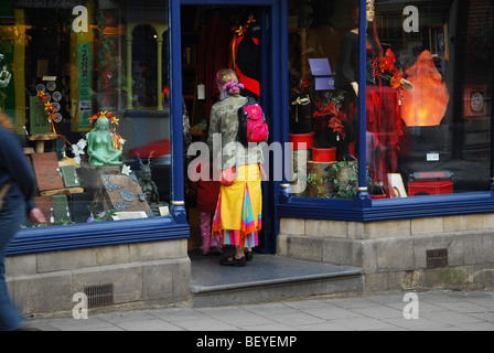 Boutique colorée à Glastonbury avant High Street Angleterre Somerset Banque D'Images