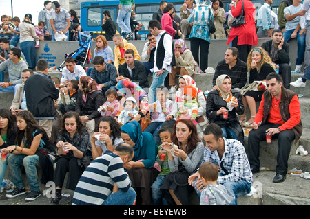 Pont de Galata Istanbul Turquie turc les gens de manger du poisson à restauration rapide Banque D'Images