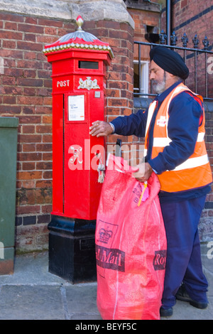 Harrow on the Hill , Harrow School , distinguer postman Patel recueille le courrier de vieille réplique en dehors de l'école bâtiments letterbox Banque D'Images