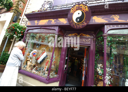 Boutique colorée à Glastonbury avant High Street Angleterre Somerset Banque D'Images