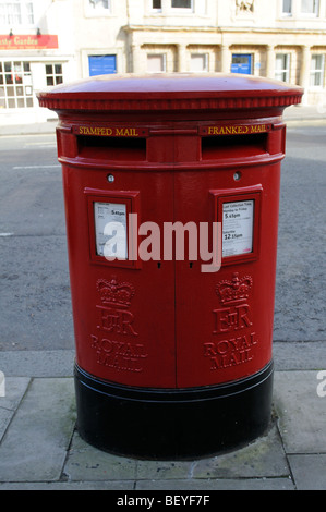 Boîte aux lettres rouge Royal Mail et courrier préaffranchi estampillé pour Banque D'Images