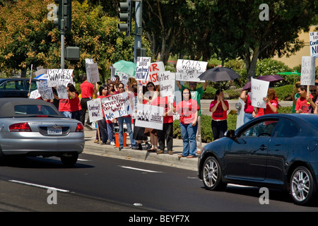 Les employés de l'Union des entrepreneurs du gouvernement américain en faveur d'une meilleure rémunération de piquetage et les conditions de travail Laguna Niguel, California Banque D'Images