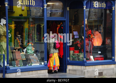 Boutique colorée à Glastonbury avant High Street Angleterre Somerset Banque D'Images