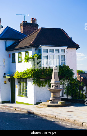 Harrow on the Hill , Harrow School , Old Etonian hotel village ou maison d'hôtes avec fontaine à eau Banque D'Images