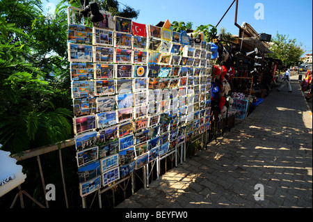 Rangées de cartes postales en vente à l'extérieur d'une boutique à kalkan Banque D'Images