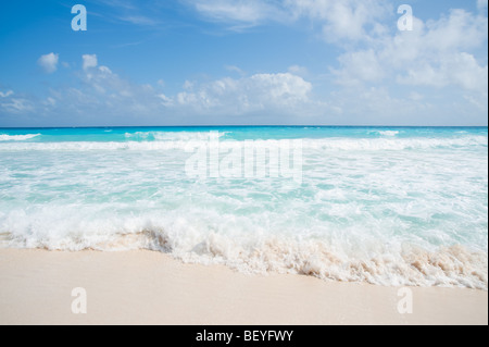 Sable blanc et mer bleue Banque D'Images