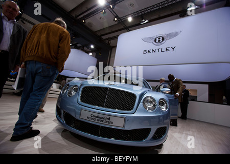 Un visiteur regarde une Bentley Continental GTC Speed un spectacle d'automobiles de la Volkswagen AG à Hambourg, Allemagne. Banque D'Images