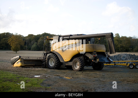 Les machines agricoles dans un champ en Angleterre. Banque D'Images