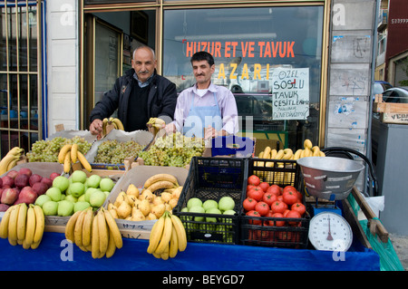 Yedikule Istanbul TURQUIE Turkish jardiniers fruits Banque D'Images