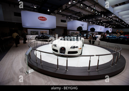Bugatti est vu à une émission automobile de la Volkswagen AG à Hambourg, Allemagne. Banque D'Images