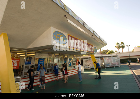 Visiteurs commander de la nourriture à la plus ancienne exploitation de McDonalds, Downey, CA, USA Banque D'Images