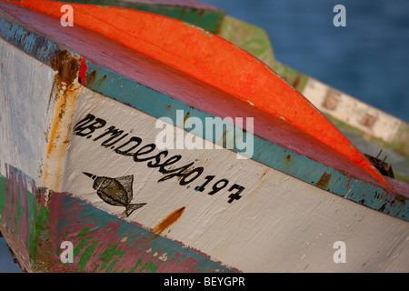 Bateau de pêche colorés s'échouer à côté de Lac Bay, Bonaire, Antilles néerlandaises. Banque D'Images