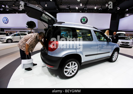 Un visiteur regarde une Skoda une automobile show de la Volkswagen AG à Hambourg, Allemagne. Banque D'Images
