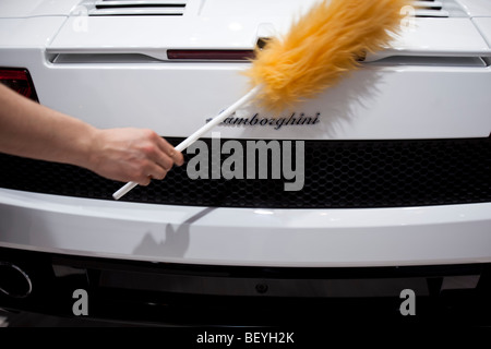 Un employé nettoie une Lamborghini à l'automobile Volkswagen AG l'Assemblée générale à Hambourg, Allemagne. Banque D'Images