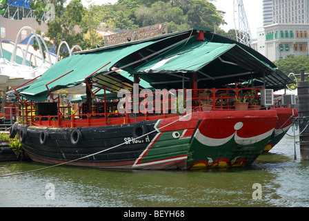 Lotus Grill Restaurant sur une jonque converti, Clarke Quay, Singapour, Singapour , Rivière Banque D'Images