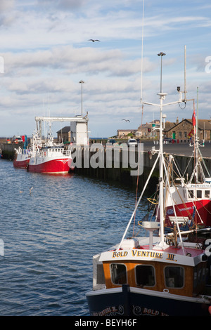 Bateaux de pêche à quai sur l'estuaire de la rivière Croquet, sur la côte nord-est. Amble, Northumberland, Angleterre, Royaume-Uni, Grande-Bretagne Banque D'Images