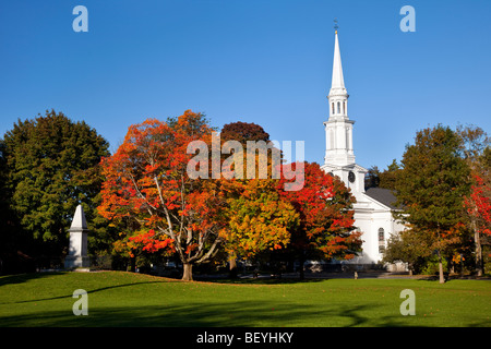 Vue sur l'historique Village Green jusqu'à la First Congregational Church, Lexington, Massachusetts, États-Unis Banque D'Images