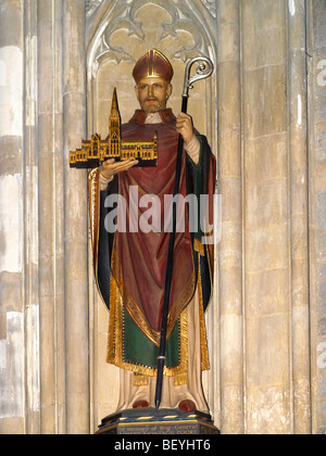 Cathédrale de Salisbury Salisbury Wiltshire Angleterre Évêque Poore holding Model de la cathédrale de Salisbury Banque D'Images