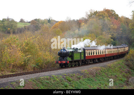 Un train à vapeur winds son chemin le long de la Severn Valley Railway vers l'Angleterre, Highley Station Banque D'Images