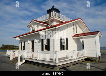 Une réplique de la phare de Roanoke Marshes situé sur l'île de Roanoke. Banque D'Images