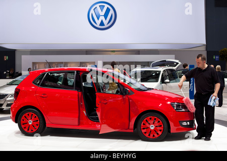 Un employé nettoie un Polo BlueMotion à un salon de la Volkswagen AG à Hambourg, Allemagne. Banque D'Images