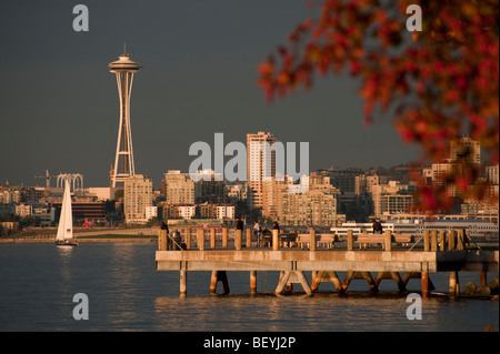 Un beau coucher de soleil d'automne d'une plage Alki pier public avec le Space Needle et ferry boats passe par sur la baie Elliott. Banque D'Images