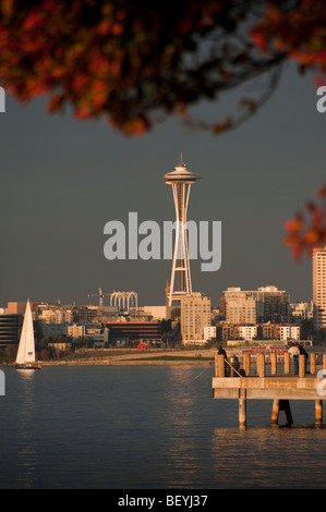 Un beau coucher de soleil d'automne d'une plage Alki pier public avec le Space Needle et ferry boats passe par sur la baie Elliott. Banque D'Images