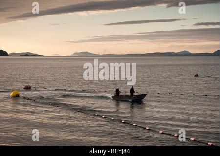 Reefnet la pêche au saumon est une vieille méthode indienne pour capturer des saumons lorsqu'ils nagent dans les îles San Juan au large de l'île de Lummi. Banque D'Images