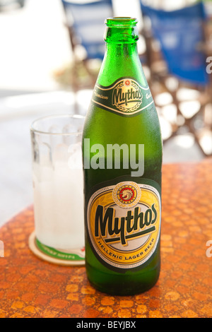 Lager beer grecs locaux sur l'île de Céphalonie - Mythos et bouteille en verre glacé de marque Banque D'Images