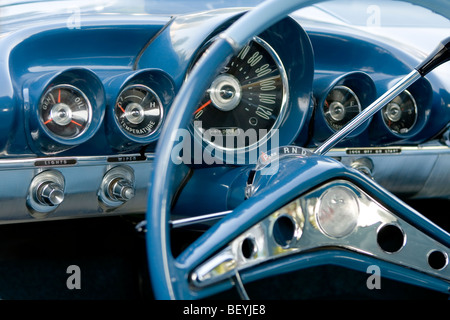 Tableau de bord de voiture ancienne Banque D'Images