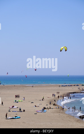 Natation et de kite-surf à Prasonisi beach, l'île de Rhodes, Grèce Banque D'Images