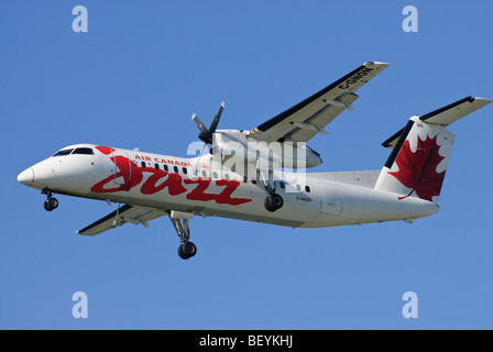 Air Canada Jazz un Dash 8-300 en approche finale pour l'atterrissage à l'Aéroport International de Vancouver . Banque D'Images