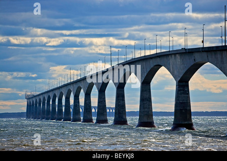 Pont de la Confédération et le détroit de Northumberland, vu de Borden-Carleton, Borden Point, Queens, Prince Edward Island, Canada. Banque D'Images