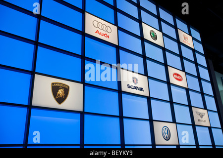Marques VW sont vus à un salon automobile de la Volkswagen AG à Hambourg, Allemagne. Banque D'Images