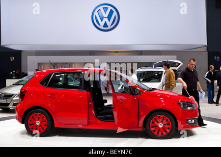 Un employé nettoie un Polo BlueMotion à un salon de la Volkswagen AG à Hambourg, Allemagne. Banque D'Images