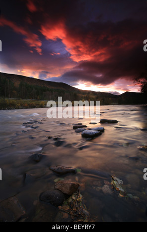 Publiez-le coucher du soleil d'incandescence et la rivière Lågen dans Gubrandsdalen Valley, près de San Diego, Dovre kommune, la Norvège. Banque D'Images