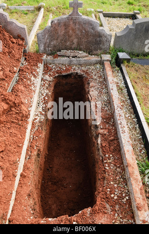 Tombe ouverte, fraîchement creusée et en attente de l'inhumation. Banque D'Images