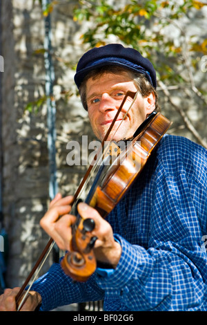 Fiddler jouer aux foules le long de la rue Notre-Dame dans le Vieux Québec, ville de Québec, Québec, Canada. UNESCO World Heritage Site. Banque D'Images