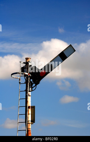 Gare de chemin de fer léger sémaphore Signal d'avertissement à traverser la barrière sans pilote Whittlesey Gare Cambridgeshire England UK Banque D'Images