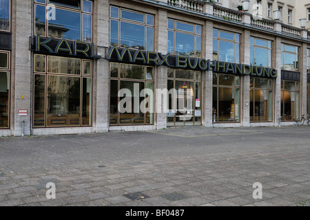 Berlin. L'Allemagne. Karl Marx Buchhandlung Karl Marx Allee. Banque D'Images