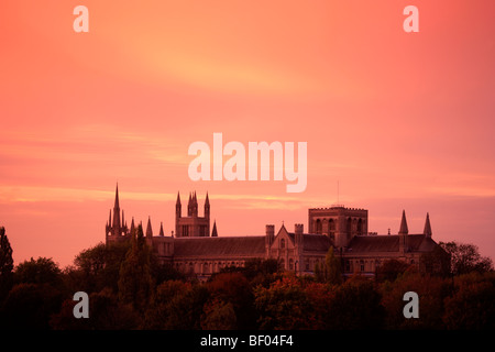 Paysage au coucher du soleil d'altitude du sud de la ville de Peterborough Cambridgeshire Cathédrale Cloître England UK Banque D'Images